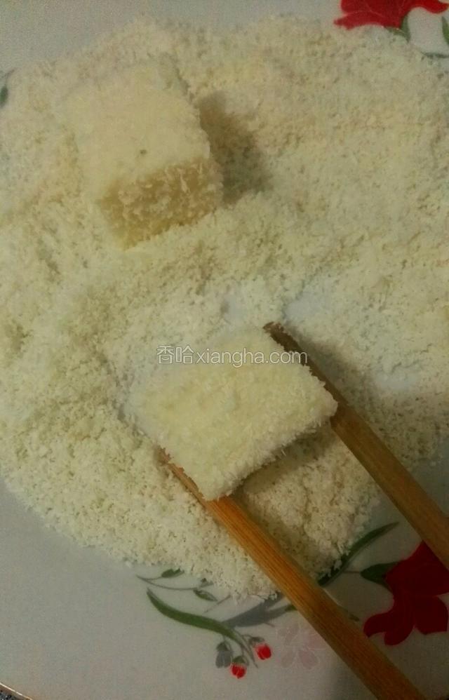 再次把奶油小块均匀的粘满椰蓉