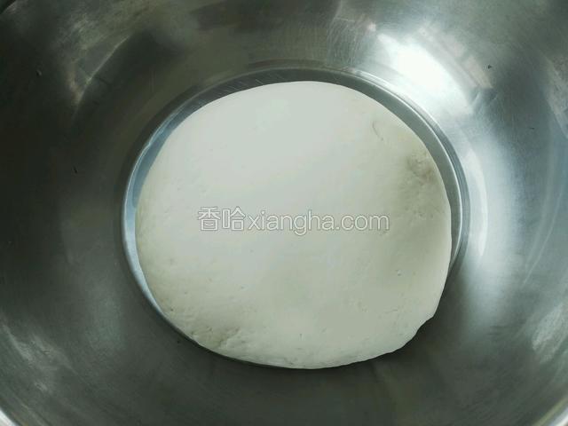 酵母用温水稀释倒入面粉里，活成面团，然后发酵