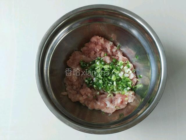 肉剁成馅儿，香葱切碎