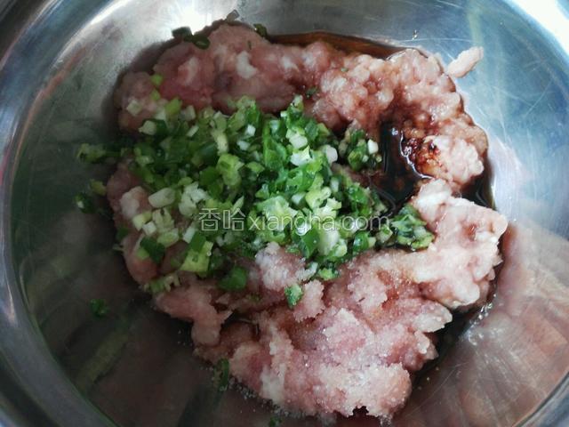 放入老抽，香油，食用油，盐调味