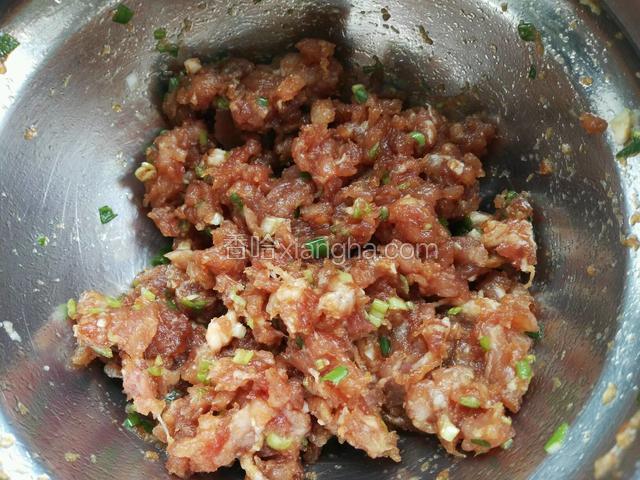 搅拌均匀，肉馅儿就调好了