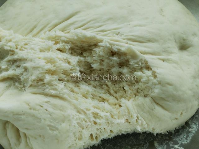 经过三个小时的发酵，面团已经发至原来的两倍大了，用手轻轻拨开，呈现漂亮的蜂窝状