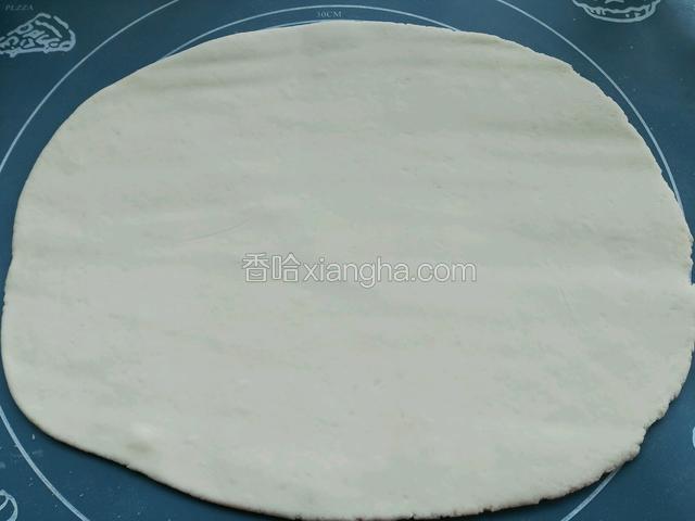 用擀面杖擀成饼皮形状，如图椭圆形
