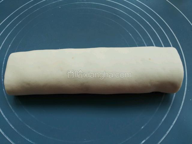 做的有点儿长了，因为篦子直径没有那么大，所以切去了两头，做好的肉龙进行二次发酵