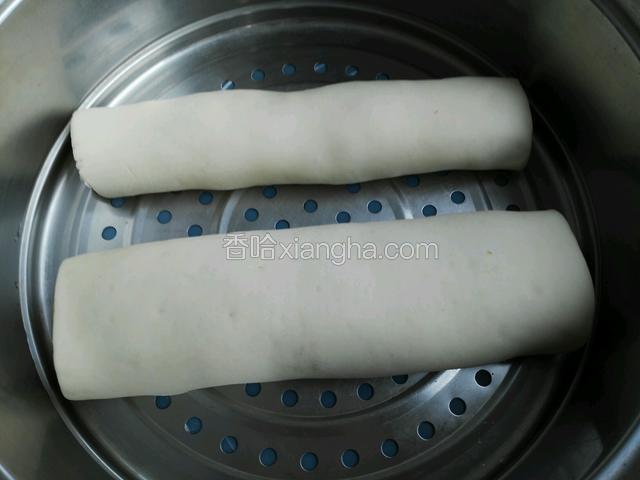 发好的肉卷放入笼屉中，大火蒸制25分钟出锅
