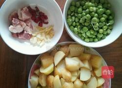 土豆炖青豆的做法图解1