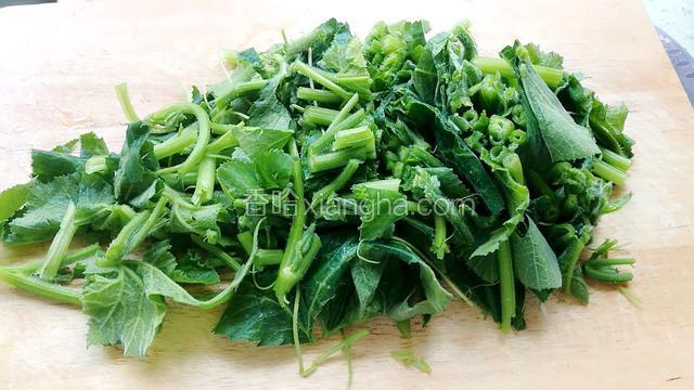 南瓜头放案板上切成小段。