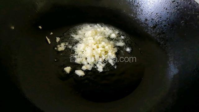起锅倒油爆香蒜末。