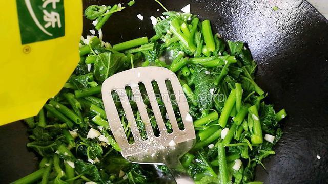 撒上鸡精，拌匀，出锅！
