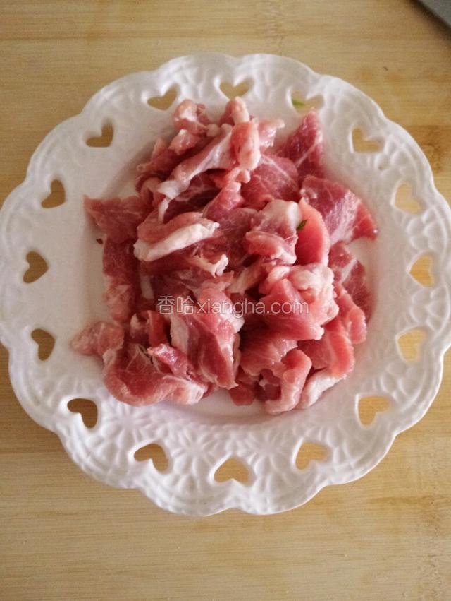 将梅花肉洗净切片备用