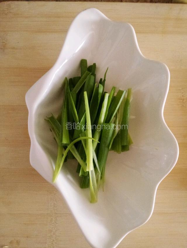 大葱洗净切丝备用
