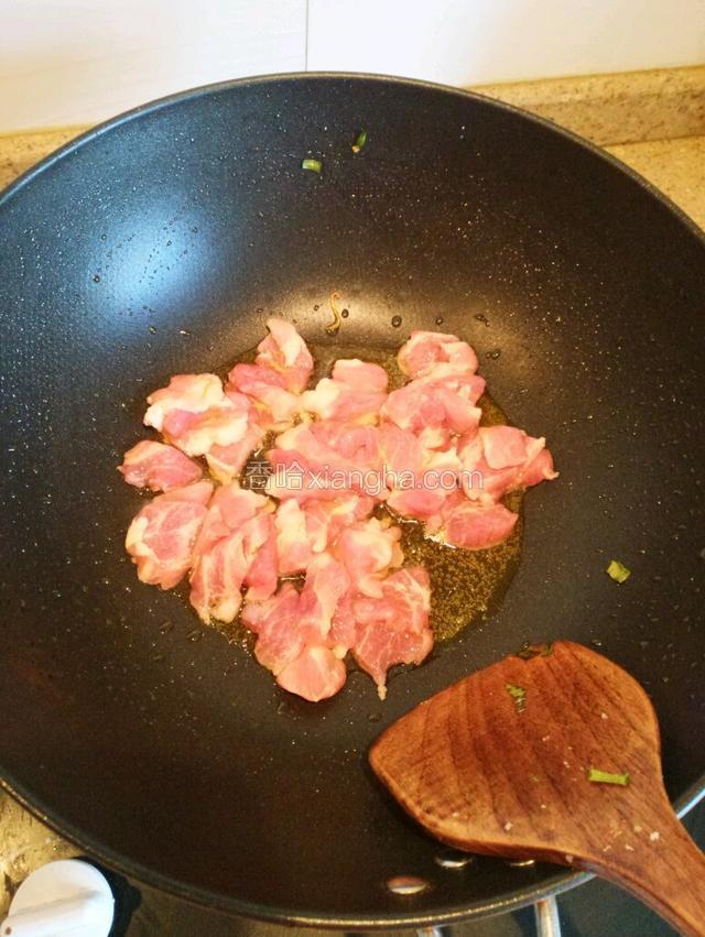 锅起火，倒入少许食用油，将梅花肉放入翻炒