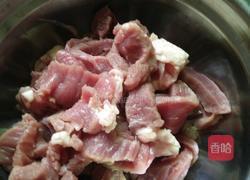 排骨酱炒牛肉的做法图解1