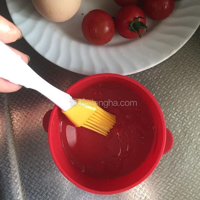 耐热性能容器底部刷上一层薄薄的油