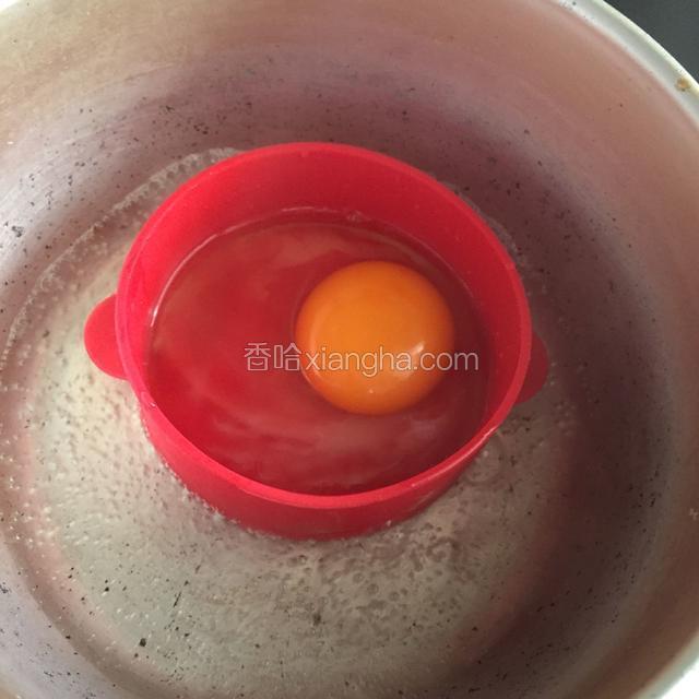 打入鸡蛋，注意力度不要让蛋黄破损变形，放入锅中加入少许水加热定型