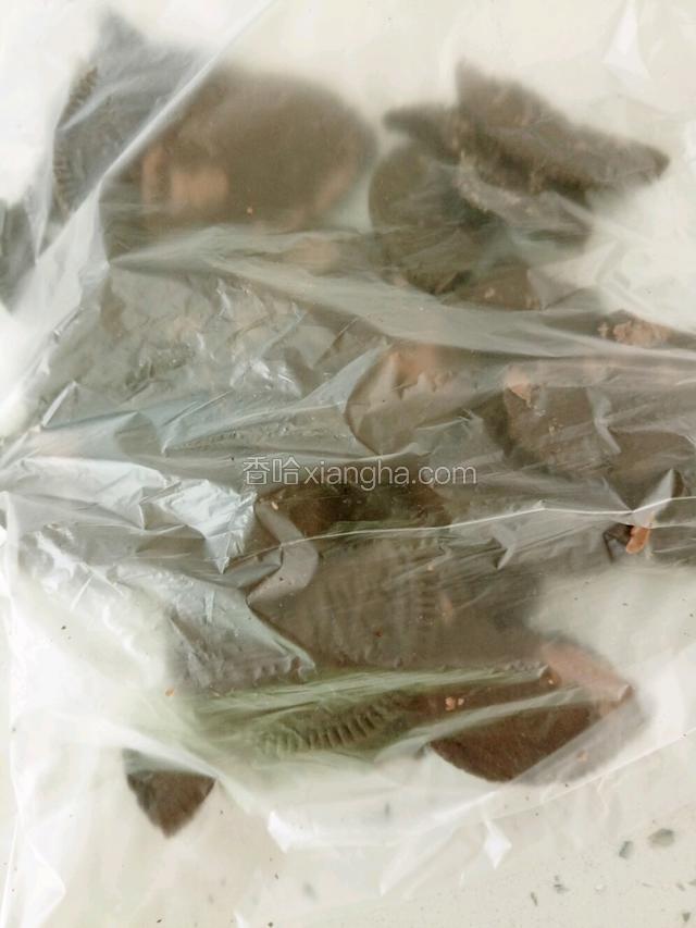 奥利奥饼干用擀面杖擀成小块,不用太碎!