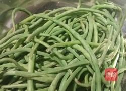 火鸡腿炒豇豆的做法图解3