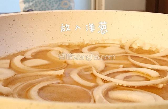 洋葱切粗丝，放入锅中