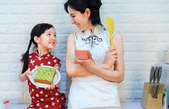 
宝餐美厨娘-巧妈
奚纬，宝餐一顿联合创始人之一。曾任中央电视台《天天饮食》节目总导演，《家有妙招》节目外景主持人，参与了上千道菜肴的制作，发明了几十种生活妙招。

宝餐美厨娘-萌娃
妞妞，宝餐一顿御用小麻豆，一岁登上《时尚芭莎》，获得2016“中国儿童”风采模特大赛全国十大风采奖，拍摄广告“美素佳儿”、“伊可新”、“龙牡壮骨颗粒”。