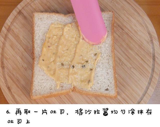 再取一片吐司，将沙拉酱均匀涂抹在吐司上