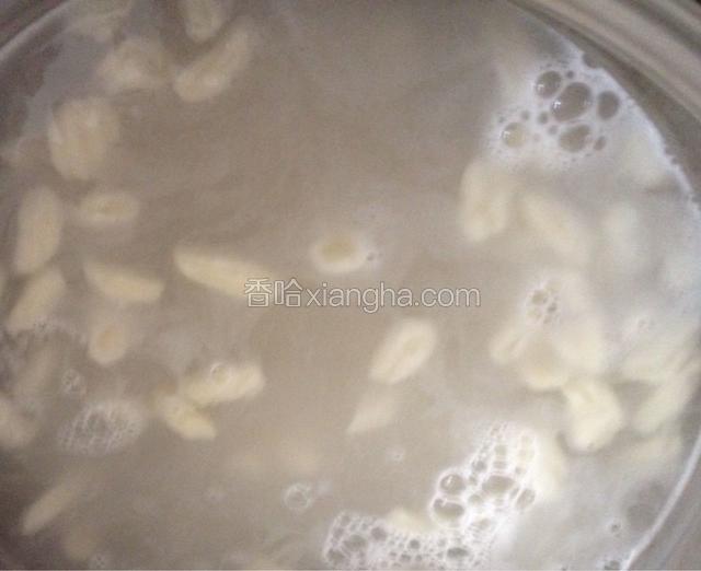 水再次煮开后加冷水进去，像煮饺子一样反复三次面就熟了