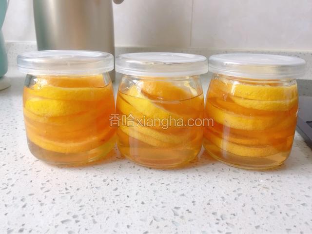 一层蜂蜜一层柠檬依次铺上
