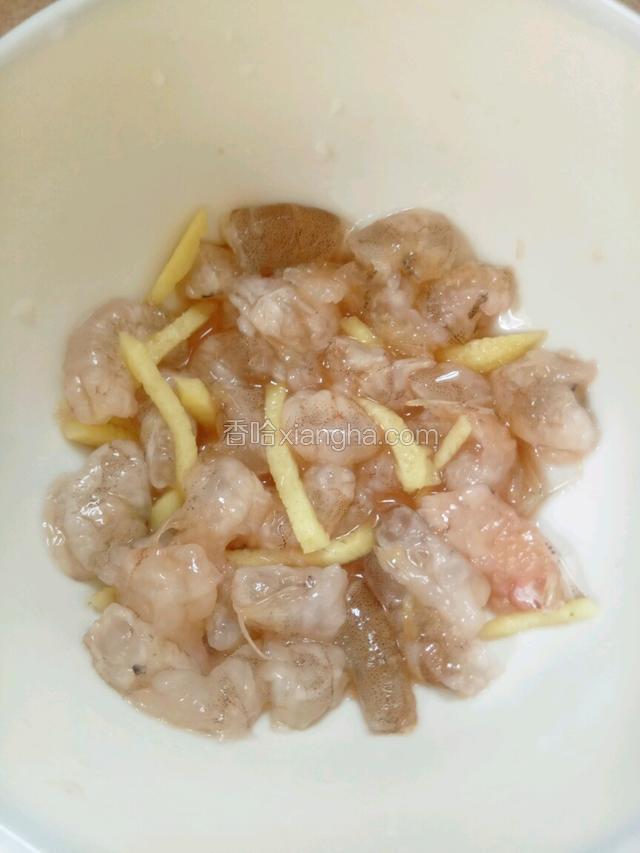 把虾切丁放入碗中，加入姜丝和少许料酒、盐腌一会儿。