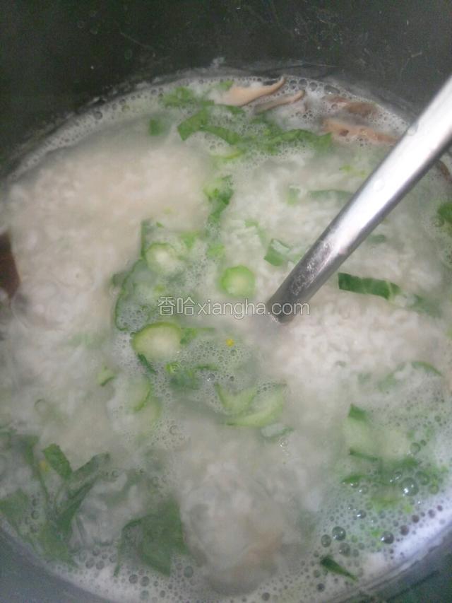 然后加入油菜煮约1分钟。