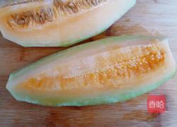 哈密瓜花样切法的做法图解3