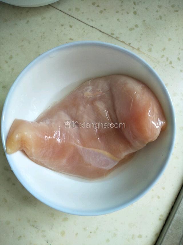 准备一块鸡胸肉洗净