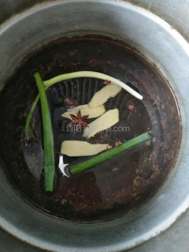 锅中加适量清水把八角，生姜，葱，花椒放入锅煮