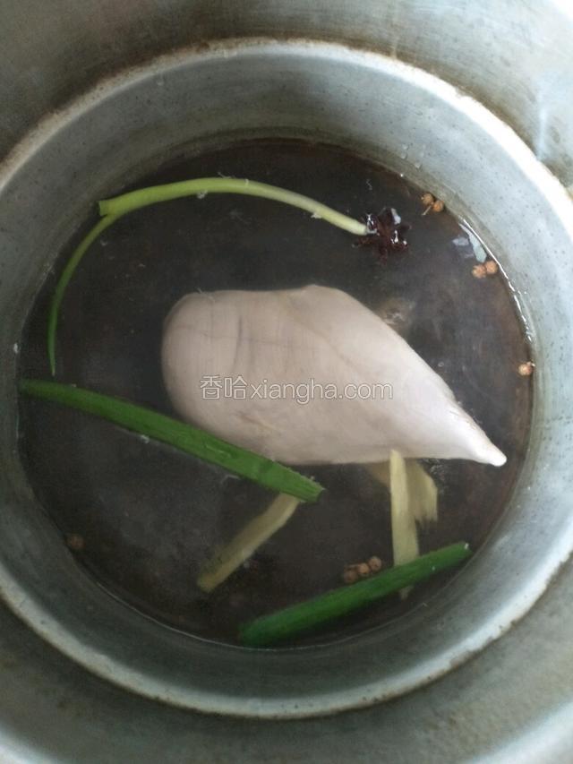 煮开后，放入鸡胸肉