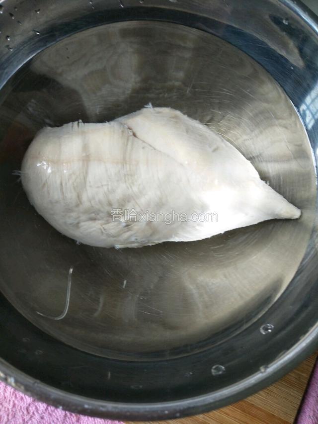 煮好的鸡胸肉捞出放入冰的凉白开中