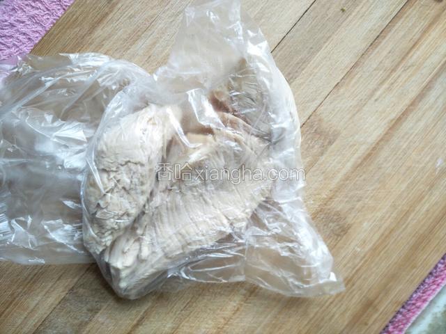 把晾凉的鸡胸肉放入保鲜袋中