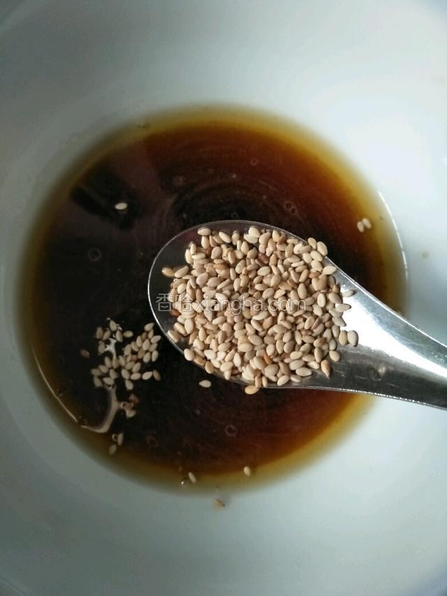 准备干净的碗，加适量盐，生抽，醋，白糖，芝麻油，1勺熟芝麻调成汁