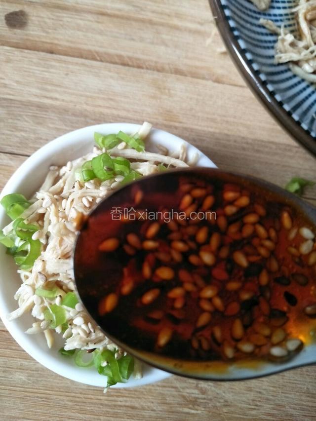 自制辣椒油1勺浇在鸡丝上