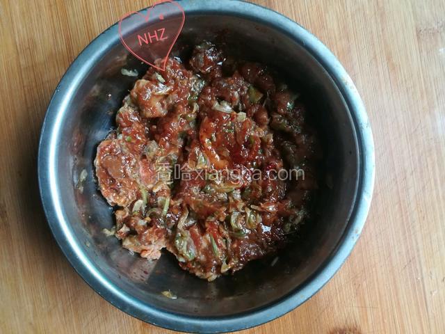 肉沫加生抽 蛋清 淀粉 料酒拌匀腌一会