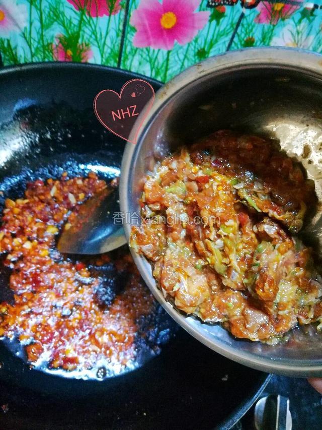 锅倒适量玉米油烧热爆香姜蒜末 加一勺郫县豆瓣酱炒出红油后 加肉沫翻炒至变色