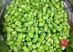 豆角咸鸭蛋炒饭的做法图解1