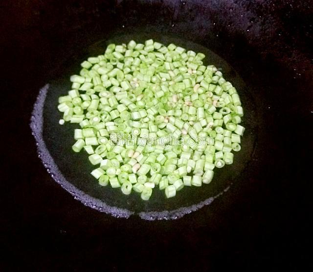 锅里倒入水煮开倒入豆角粒煮五分钟左右