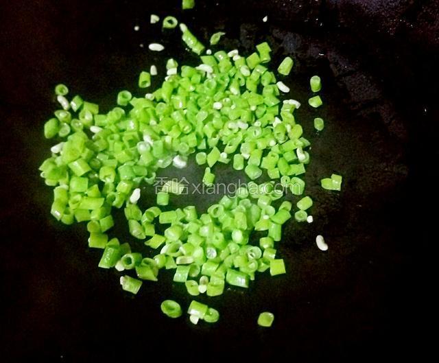 豆角煮好后倒入筛子里沥干水，然后锅里倒入油预热接着倒入豆角粒翻炒两三分钟