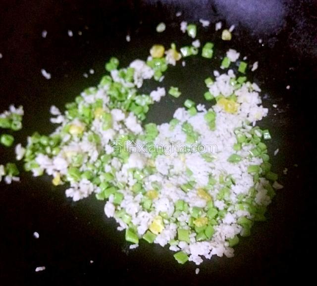 两三分钟后倒入少许酱油翻炒两三分钟即可