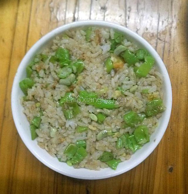 将炒饭倒入碗里压实