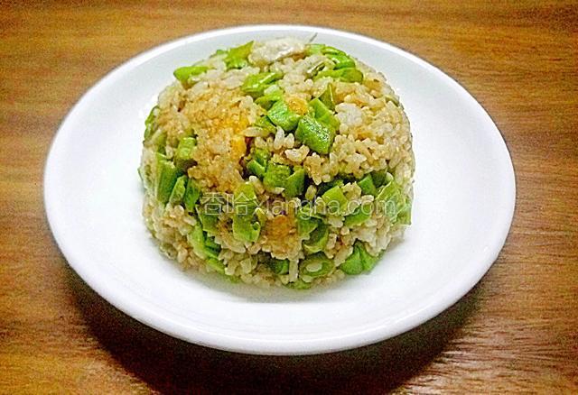 倒扣在盘子里即可