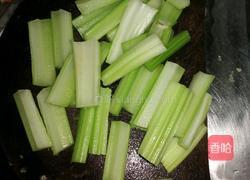鸡翅炒西芹的做法图解2