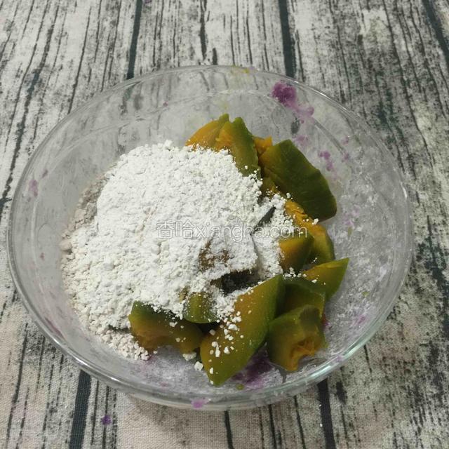把地瓜粉倒进蒸熟的南瓜，边搅拌边加。份量大概是1：1， 继续搅拌均匀。山药也同样，就不重复了。

