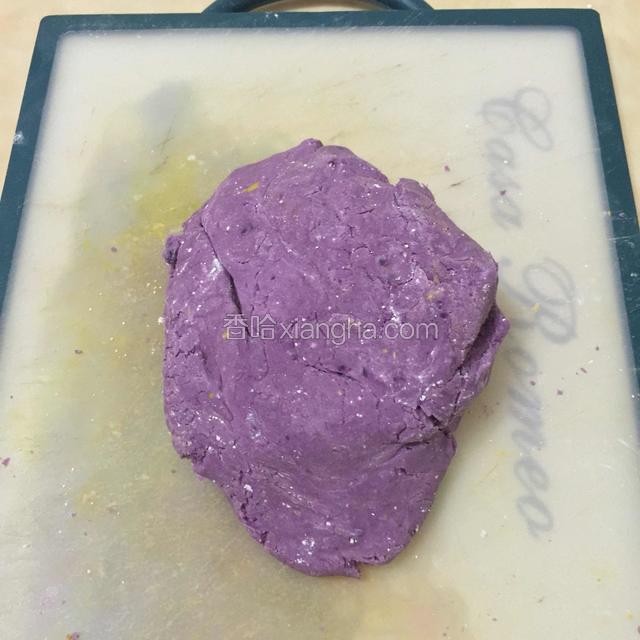 再把搅拌均匀的紫薯，放干燥的砧板上像揉面团一样把地瓜粉和紫薯揉均匀。
这个版本。芋圆泥是不加糖的，因为要搭配甜味的椰汁，不需要加糖，但这个各人口感喜欢，也可以加适量白砂糖。