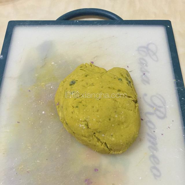 再把搅拌均匀的南瓜泥，放干燥的砧板上像揉面团一样把地瓜粉和紫薯揉均匀。山药做法相同，不再重复。