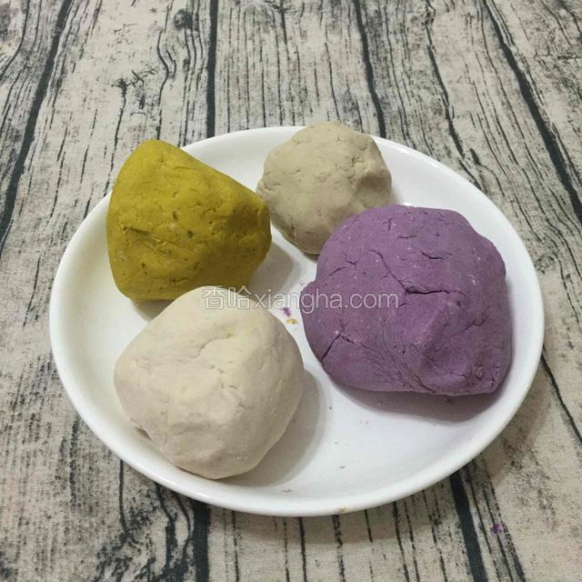 四种全部揉均匀完工，表面感觉光滑就可以了。
这个份量比较多，可以按需加减量， 
也可以把余下的材料，搓好切粒，放冰箱。但尽快吃完。保持食材的新鲜。