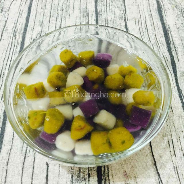 提前准备一碗冰冻的矿泉水
把煮熟的芋圆捞起，在冰水里过一下。这样口感更Q弹，这个步骤不能省。